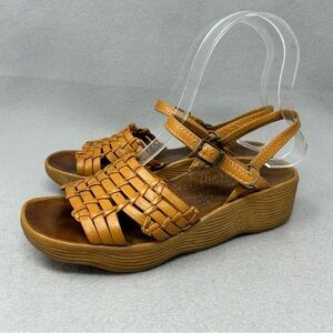 Famolare Get There Strappy Wavy sole Leather Sandals Women’s Size 4.5.